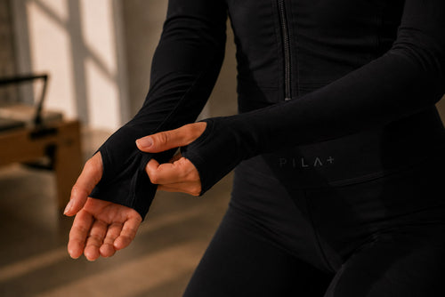 PILASTAR Sculpt Zip Jacket, Detailansicht des Front-Zippers und tonalen in den Farben Nova White, Eclipse Black und Lunar Sand